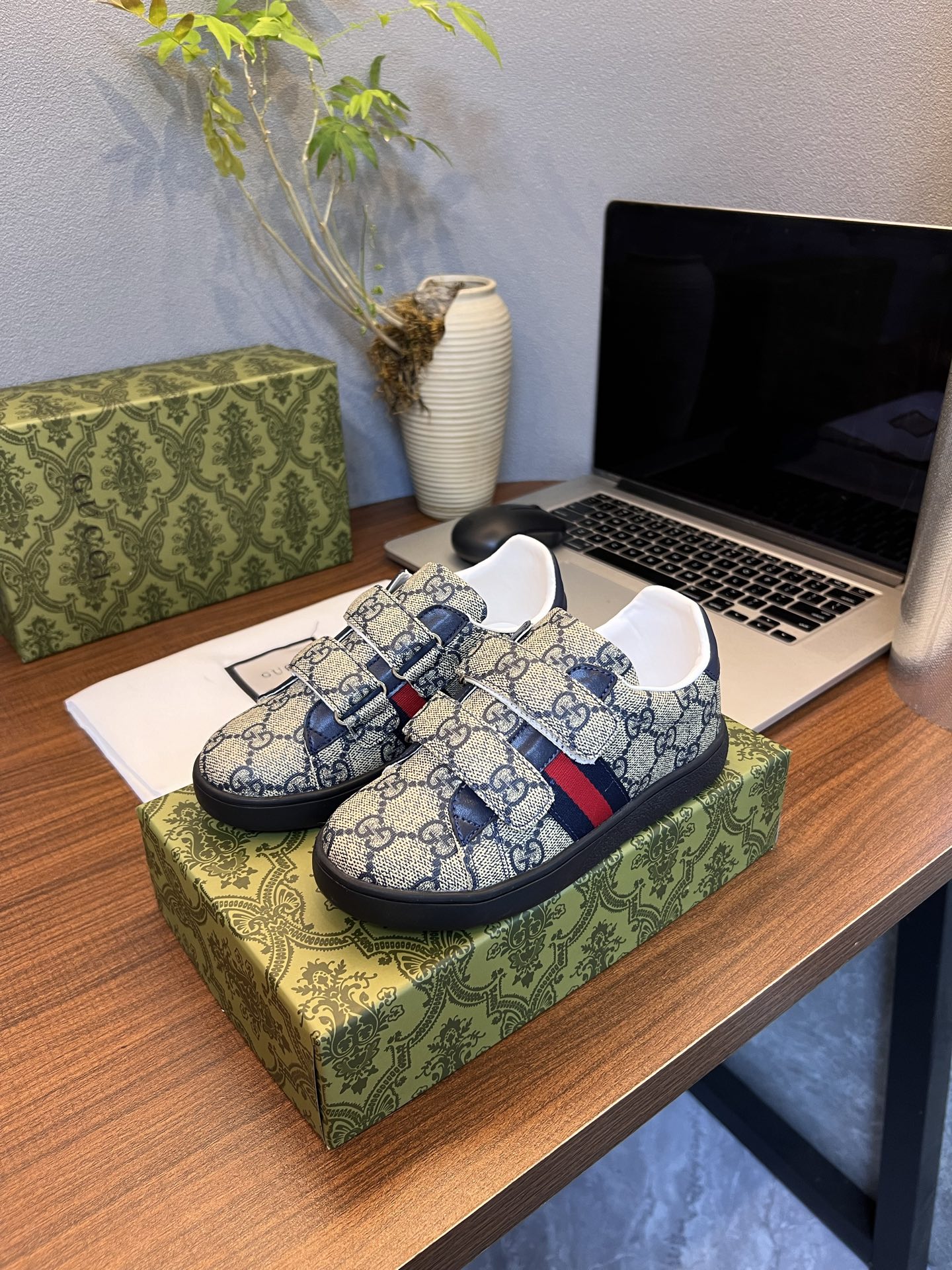 Children's shoes child